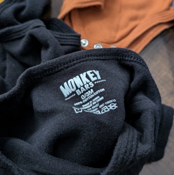 Bundle of 4 onesies - Picture 6 of 9